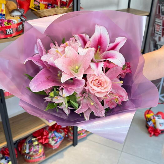 Buquê Com Lirio e Rosas